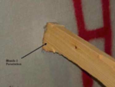 Detalles de la impronta de la penetración del misil de madera impulsado a 102 mph